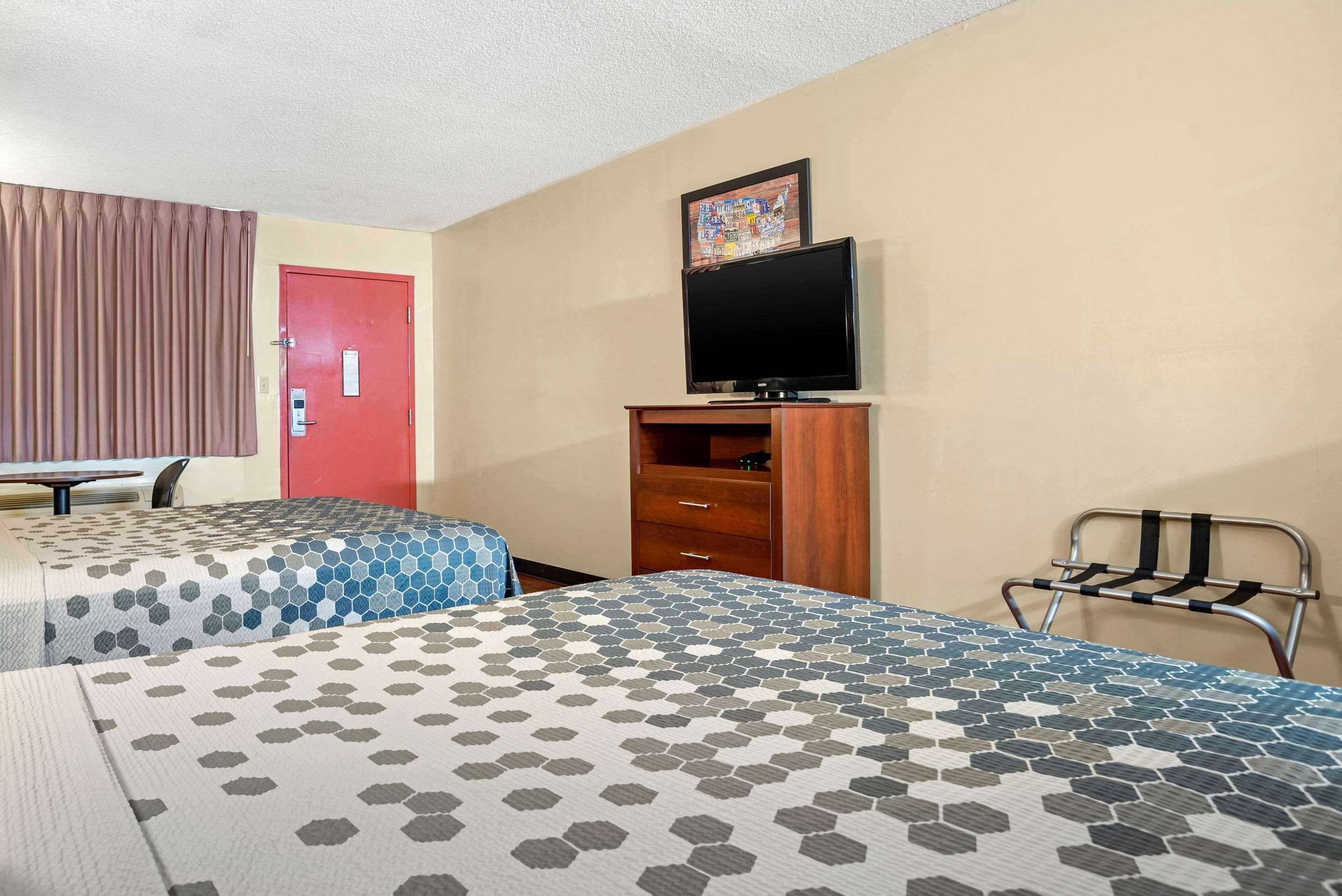Econo Lodge Inn & Suites Forest Exterior foto