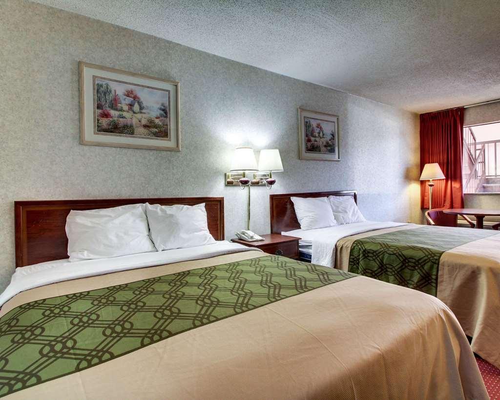 Econo Lodge Inn & Suites Forest Zimmer foto