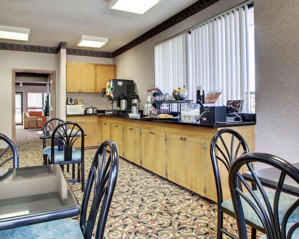 Econo Lodge Inn & Suites Forest Restaurant foto