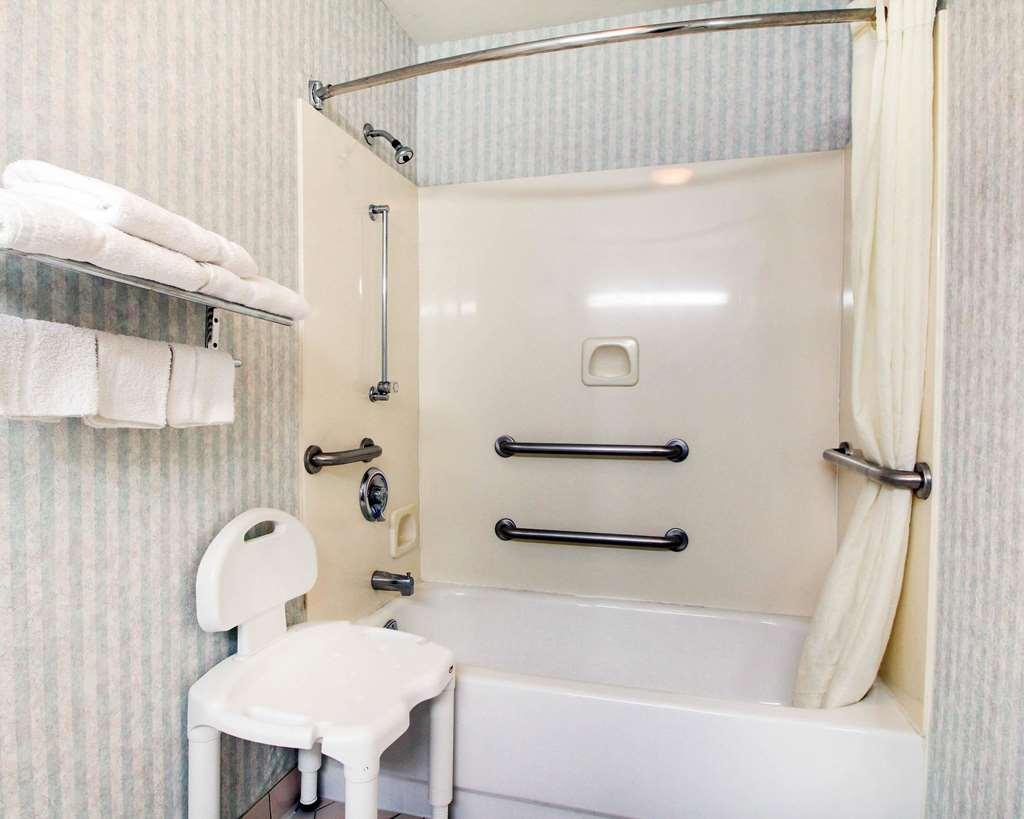 Econo Lodge Inn & Suites Forest Zimmer foto