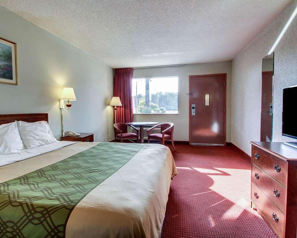 Econo Lodge Inn & Suites Forest Zimmer foto